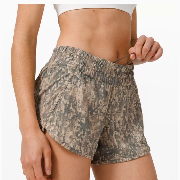 LULULEMON TRACKER SHORT-GRITSTONE WHITE OPAL MULTI - Picture 3 of 10